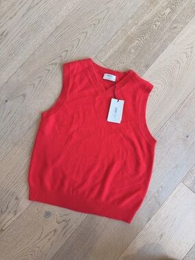 NWT 128153 Aritzia cashmere v neck flashing red M vest
